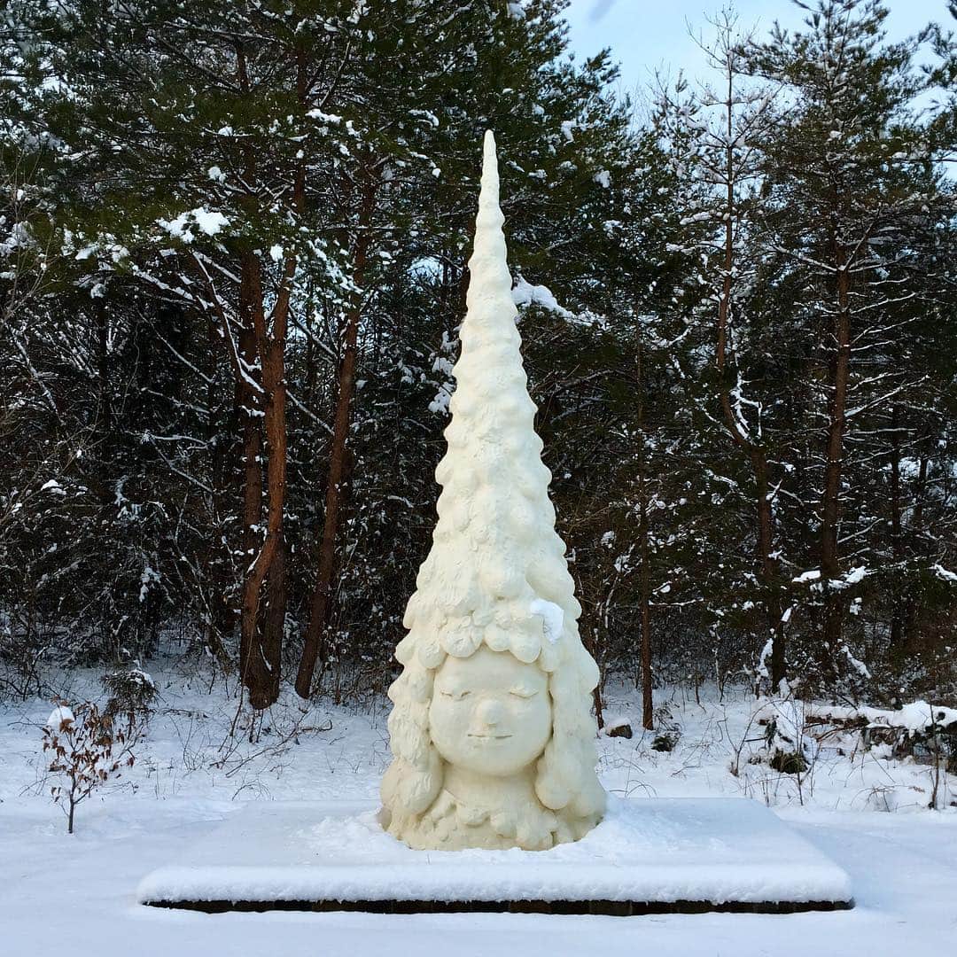 奈良美智のインスタグラム：「“Miss Forest” in the wintertime. she looks like in the bathtub (or hot spring) with white bubbles.  www.nsyard.com/en/」