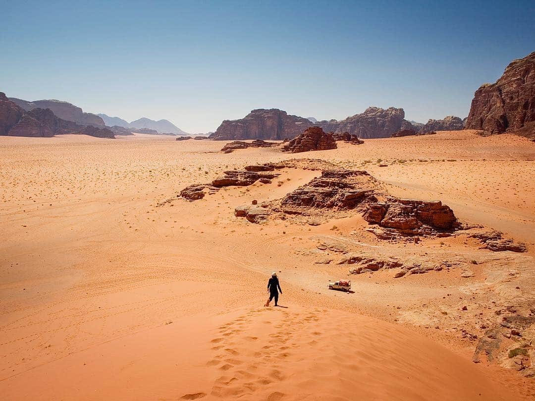 National Geographic Travelさんのインスタグラム写真 - (National Geographic TravelInstagram)「Photo by @andrea_frazzetta // Jordan’s red-rock wilderness is an extraordinary patch of desert biome. Stone Age petroglyphs and a continuing nomadic presence offer a rare window into humanity’s earliest beginnings. Wadi Rum (Valley of the Moon) lies in the far south of Jordan, set on a high plateau at the western edge of the Arabian desert. Gargantuan rock formations, rippled sand dunes, and clear night skies create an almost fairy-tale setting across an unpopulated area the size of New York City. This is truly the “reddest” part of Jordan, colored by iron oxide, and by far the most dramatic in terms of landscape. Follow @andrea_frazzetta to know more about my next projects #jordan #wadirum #natgeotravel」12月28日 19時13分 - natgeotravel