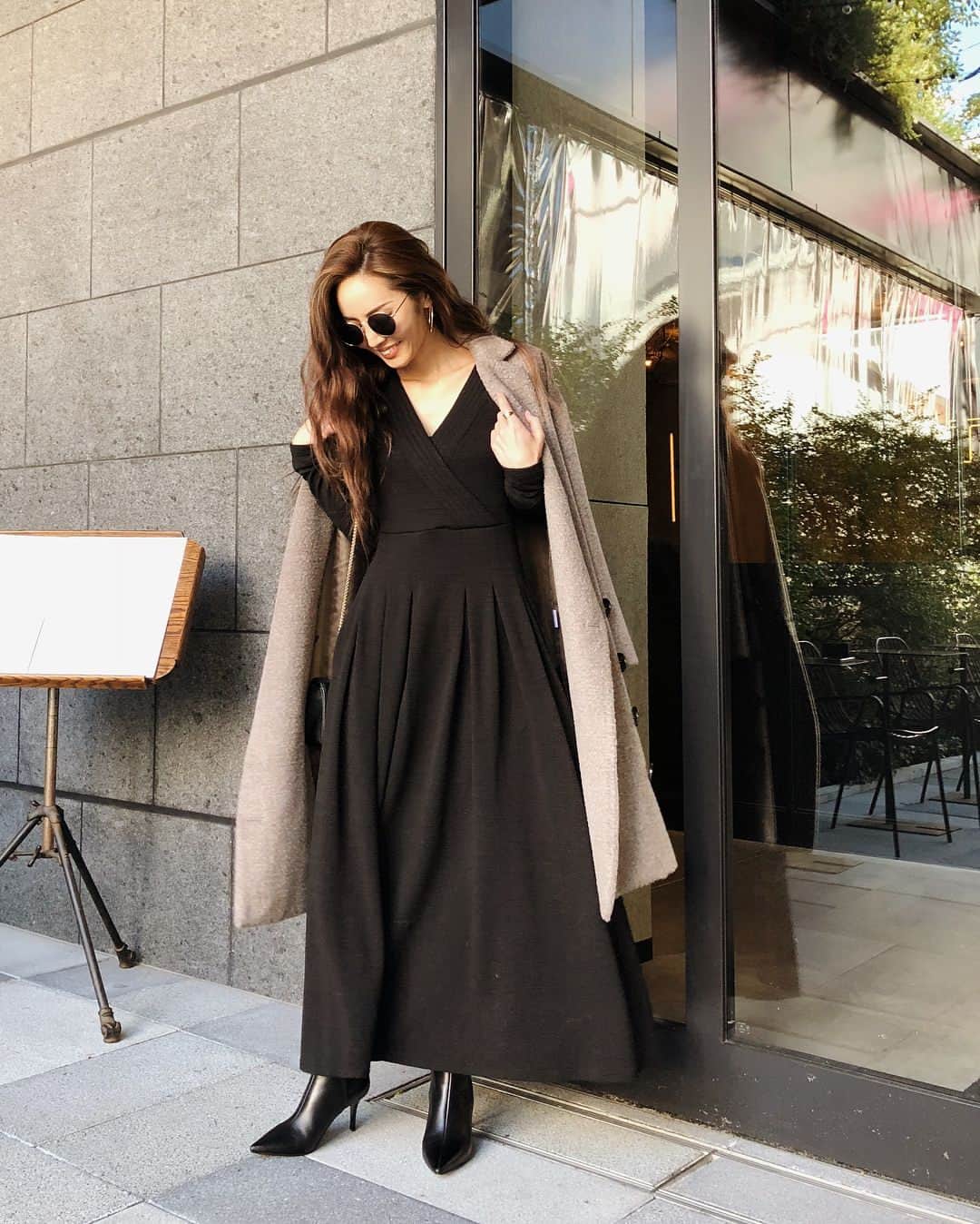 のインスタグラム：「✔︎✔︎12/29(金) 今年最後の新作が入荷します😌😌 ・ ・ ▶︎Tack Cache Coeur Onepiece BLK/GRY/DRED no,500130 まずはこの間のクリスマスと会社のイベントの時に着てたこのワンピ💓 女度高めで美シルエットすぎてこれを着てる時はカジュアルコーデの時とは気持ちが変わる！ ・ ・ ただステッチを入れるよりも立体感が出るように胸元にタックを入れてあえて閉じたままに！ スカート部分の深いタックはウエストから開かせず少し下から開かせるようにしていて 実はかなり贅沢に用尺を使ってるので歩き姿や振り向き動作でスカートが時差を起こして綺麗に開くよう緻密に計算したフィット＆フレアシルエットがこだわり！ ちゃんと見えでもカットソー素材で 春まで使えるしライダースやMA-1と合わせるのも可愛い❤️ デートは勿論、新年会時期、女子会とかに是非着てほしい大人ワンピです！ ・ ・ 《item》 ▶︎Tack Cache Coeur Onepiece no,500130 ▶︎Cocoon Shaggy Coat no,500123 ・ ・ #MIELIINVARIANT」