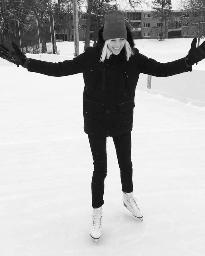 Anna Lylesのインスタグラム：「No broken bones!! #snowday #minnesota 💘 @dennisgots @mamacitaritabonita」