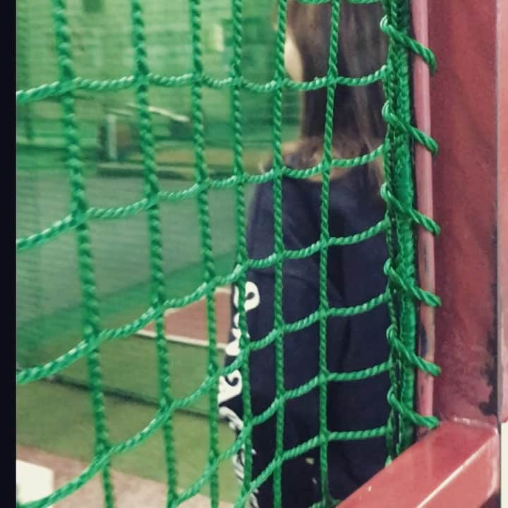 加田穂乃華のインスタグラム：「・ 歩いてたらあったのでバッティングしてみた⚾️ きゃーきゃーうるさいですごめんなさい🙄🙄 色んな変化球とかくるのかと思ったからすごい怖かったの。。笑 あー難しかった😂😂 #バッティングセンター #ヘラヘラしすぎ #フォーム全然なってないね #打った後の右足気になる #集中 #反省点ばかり #友達の励ましとアドバイス🤣 #とりあえず下手すぎてやばいね #2017年もあと3日」