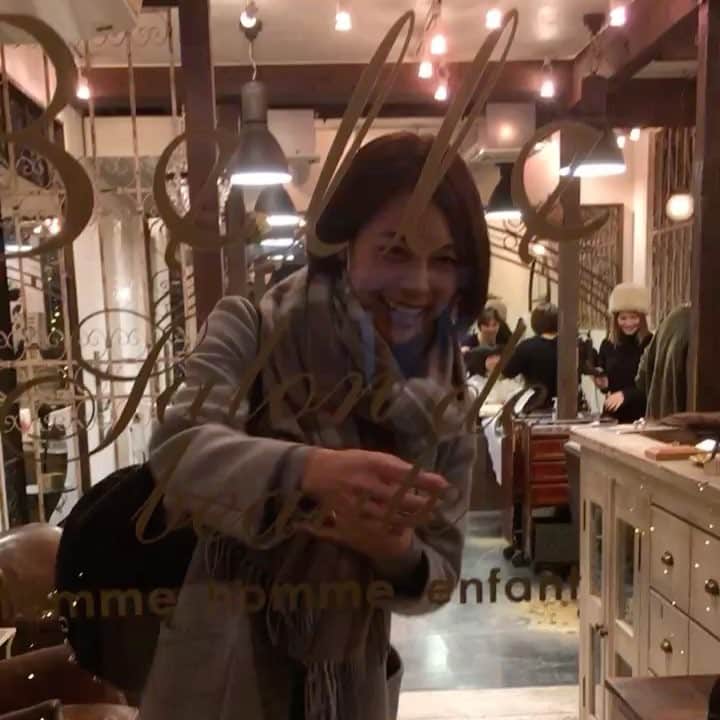 堀加奈子のインスタグラム：「今年もありがとうございました😊💕 久しぶりに沢山話せて楽しかったです来年もリフレッシュしに来て下さい😻 またお待ちしてます❤️ よいお年をお迎え下さい🎉🎉😍 . . @aibu_saki #相武紗季 #いつもありがとうございます #楽しすぎ #癒やされた #presentありがとうございました🎁 #belle #haircolor #cut @kanakohorii @yui.0623」