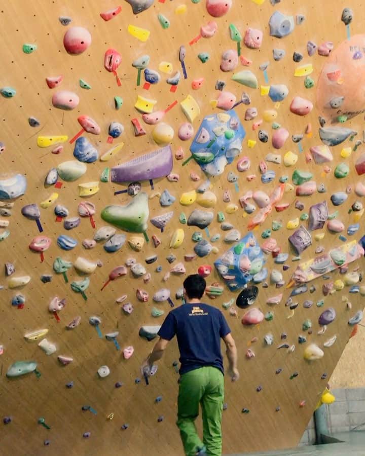 茂垣敬太のインスタグラム：「寒くなって一気にプロジェクトが片付いてきた！！ なかには4月に設定してちょこちょこトライしてたものも！ 動画は比較的登りやすめ！今迄なぜ登れなかったのかってぐらい普通に登れた一本！  @hofu9a  #二段 #V10 #130-133° #BoulderingSpot9A #BS9A #9A #Boulderingjym #climbingjym #ボルダリング #Bouldering  #クライミング #climbing #山口県 #山口 #防府 #防府市 #YAMAGUCHI #HOFU」