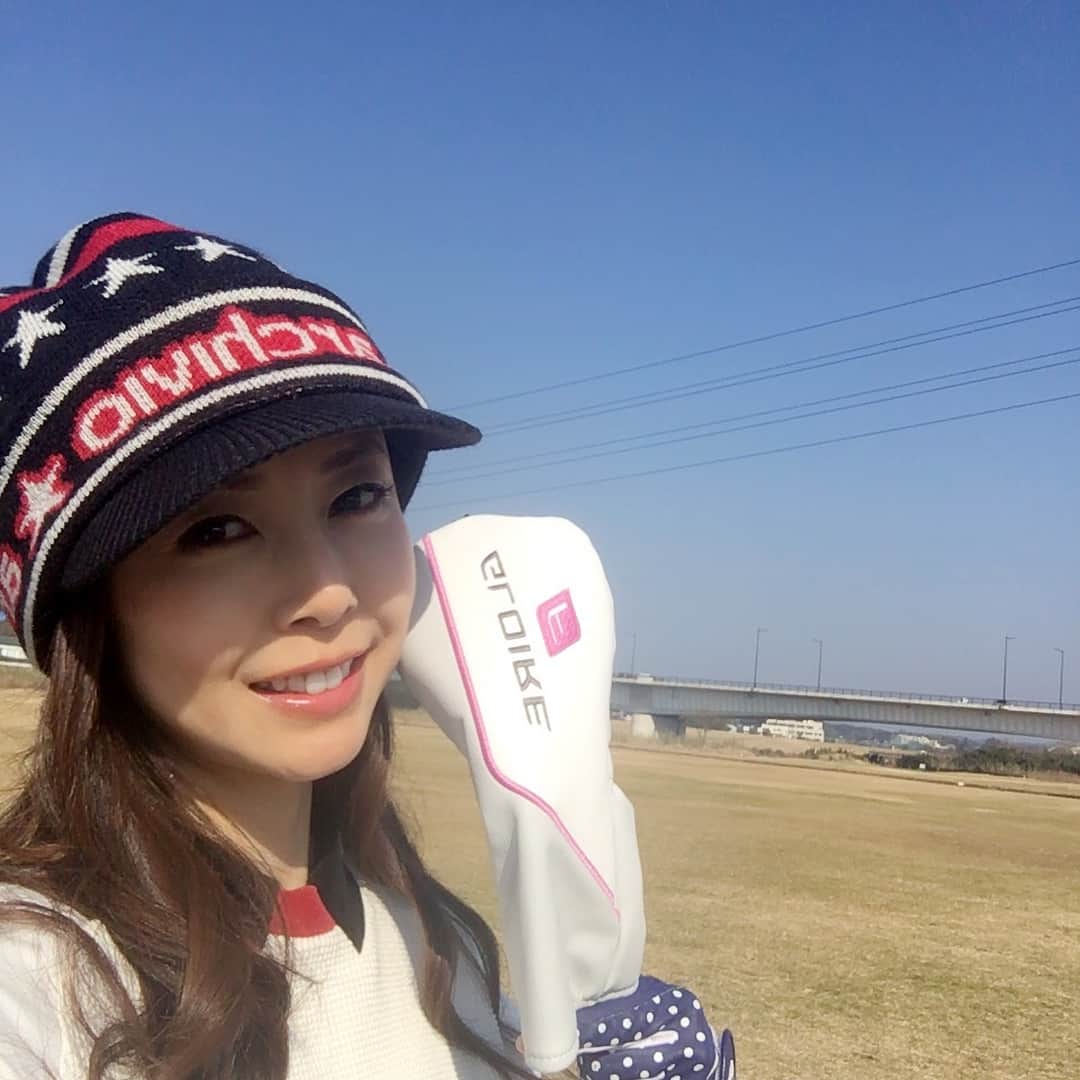 宮崎宣子さんのインスタグラム写真 - (宮崎宣子Instagram)「家から5分でアプローチ練習が出来るなんて😊✨ 宮崎はゴルフ県❤️ 是非皆さんに遊びにきて欲しいです✨ 暖かいし、晴天のゴルフ日和が続きます💕🏌️‍♀️💕 #アプローチ練習 #毎日ゴルフ #ゴルフ県宮崎 #ゴルフ県 #勝手に命名 #アプローチ課題 #宮崎ゴルフ #天気いい #日も長い #晴天続き #ゴルフ日和 #ゴルフウェア #archivio #父とゴルフ #ショートコース #宮﨑宣子 #家から5分 #15分圏内だと5つコースあります」12月29日 18時08分 - miyazaki_nobuko