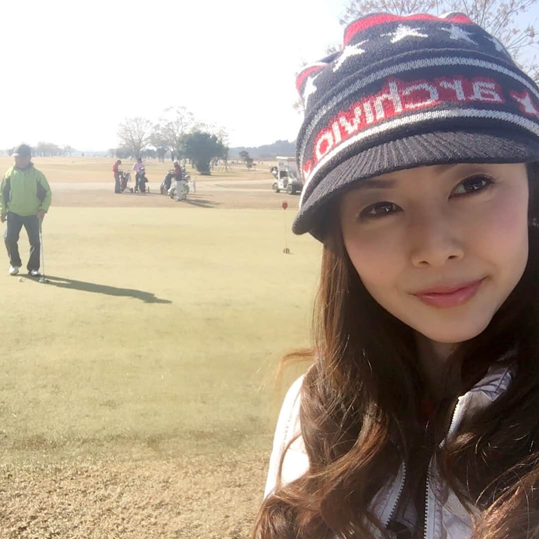 宮崎宣子さんのインスタグラム写真 - (宮崎宣子Instagram)「家から5分でアプローチ練習が出来るなんて😊✨ 宮崎はゴルフ県❤️ 是非皆さんに遊びにきて欲しいです✨ 暖かいし、晴天のゴルフ日和が続きます💕🏌️‍♀️💕 #アプローチ練習 #毎日ゴルフ #ゴルフ県宮崎 #ゴルフ県 #勝手に命名 #アプローチ課題 #宮崎ゴルフ #天気いい #日も長い #晴天続き #ゴルフ日和 #ゴルフウェア #archivio #父とゴルフ #ショートコース #宮﨑宣子 #家から5分 #15分圏内だと5つコースあります」12月29日 18時08分 - miyazaki_nobuko