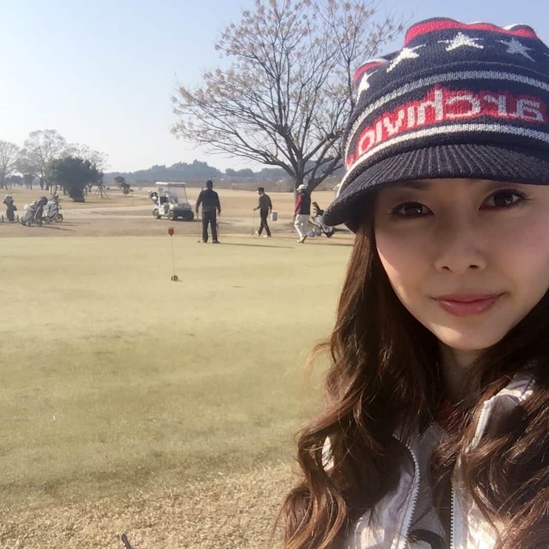 宮崎宣子さんのインスタグラム写真 - (宮崎宣子Instagram)「家から5分でアプローチ練習が出来るなんて😊✨ 宮崎はゴルフ県❤️ 是非皆さんに遊びにきて欲しいです✨ 暖かいし、晴天のゴルフ日和が続きます💕🏌️‍♀️💕 #アプローチ練習 #毎日ゴルフ #ゴルフ県宮崎 #ゴルフ県 #勝手に命名 #アプローチ課題 #宮崎ゴルフ #天気いい #日も長い #晴天続き #ゴルフ日和 #ゴルフウェア #archivio #父とゴルフ #ショートコース #宮﨑宣子 #家から5分 #15分圏内だと5つコースあります」12月29日 18時08分 - miyazaki_nobuko