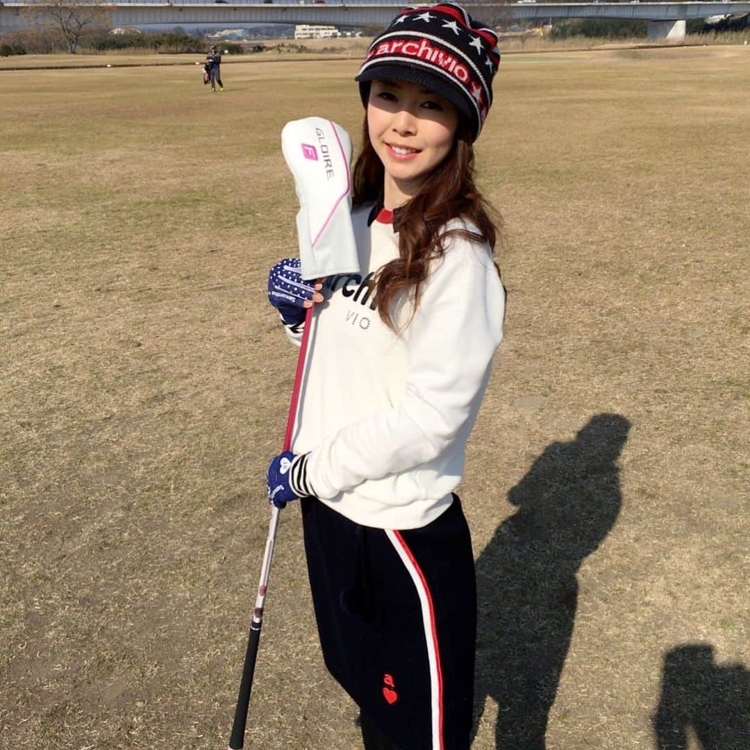 宮崎宣子さんのインスタグラム写真 - (宮崎宣子Instagram)「家から5分でアプローチ練習が出来るなんて😊✨ 宮崎はゴルフ県❤️ 是非皆さんに遊びにきて欲しいです✨ 暖かいし、晴天のゴルフ日和が続きます💕🏌️‍♀️💕 #アプローチ練習 #毎日ゴルフ #ゴルフ県宮崎 #ゴルフ県 #勝手に命名 #アプローチ課題 #宮崎ゴルフ #天気いい #日も長い #晴天続き #ゴルフ日和 #ゴルフウェア #archivio #父とゴルフ #ショートコース #宮﨑宣子 #家から5分 #15分圏内だと5つコースあります」12月29日 18時08分 - miyazaki_nobuko