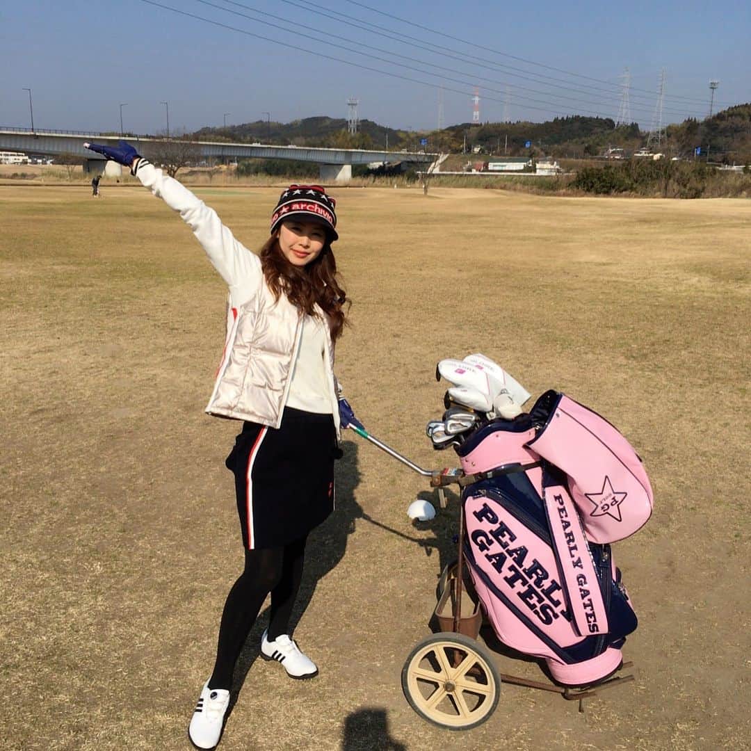 宮崎宣子さんのインスタグラム写真 - (宮崎宣子Instagram)「家から5分でアプローチ練習が出来るなんて😊✨ 宮崎はゴルフ県❤️ 是非皆さんに遊びにきて欲しいです✨ 暖かいし、晴天のゴルフ日和が続きます💕🏌️‍♀️💕 #アプローチ練習 #毎日ゴルフ #ゴルフ県宮崎 #ゴルフ県 #勝手に命名 #アプローチ課題 #宮崎ゴルフ #天気いい #日も長い #晴天続き #ゴルフ日和 #ゴルフウェア #archivio #父とゴルフ #ショートコース #宮﨑宣子 #家から5分 #15分圏内だと5つコースあります」12月29日 18時08分 - miyazaki_nobuko