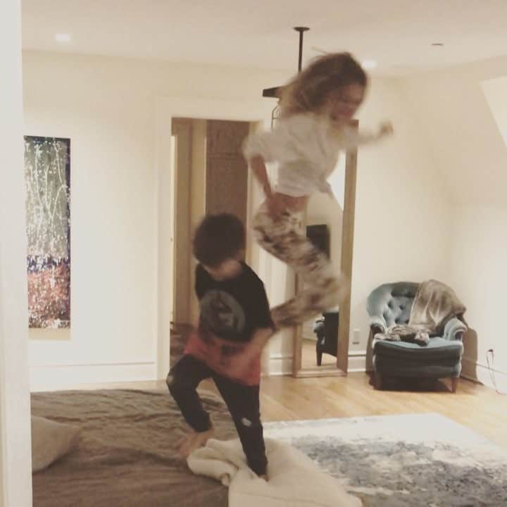 ジョエル・ヒューストンのインスタグラム：「Happiest of birthday celebrations in order for the love of my life. She continues to blow me away with Superwoman style and boundless (wife to me and mother to Zi) grace, and I for one am sure grateful God had it she was born this day thirty two years ago—and also....because, Zi! Love you @estherhouston xoxo May I have this dance? X」