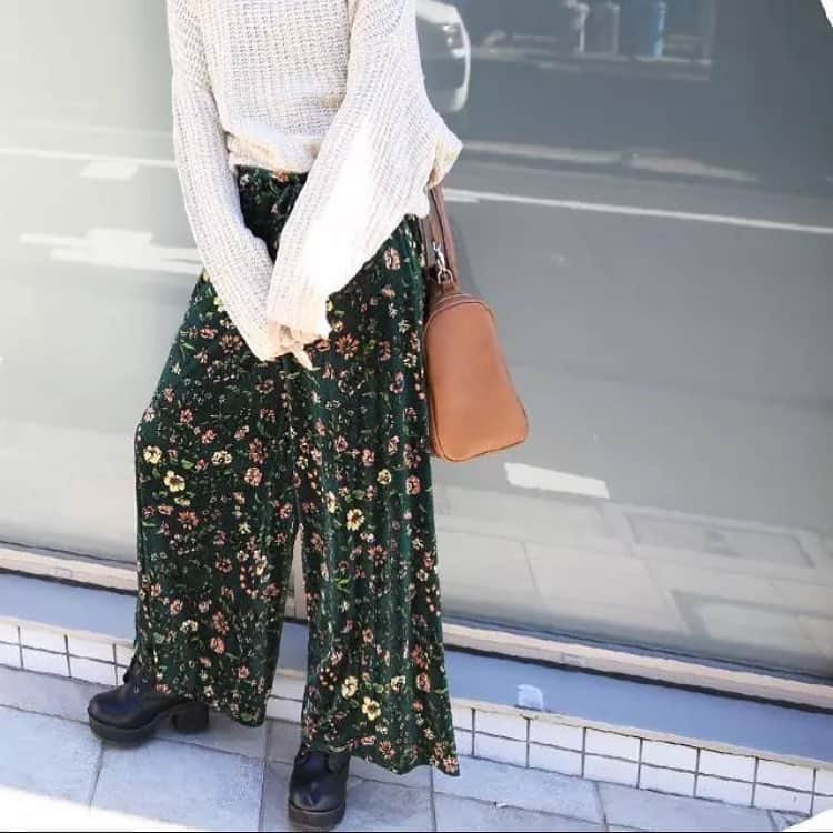 cartのインスタグラム：「今日のコーデはこちら💁. . シックな色合いが大人可愛い♡ 花柄ベロアワイドパンツです♡  トップスはなんでもOK☆ 履くだけで華やかなコーデが 完成しちゃいます♬ . . . . . .  #今日のコーデ #韓国ファションション #プチプラ #プチプラコーデ #プチプラファッション #シンプルコーデ #シンプルファッション #しまむらコーデ  #しまむら #ユニクロコーデ #ユニクロ #カジュアルコーデ #大人カジュアル #お休みコーデ #秋コーデ  #ママコーデ #ママファッション #おしゃれ #おしゃれさんと繋がりたい #お買い物 #ワンピース #冬服 . #zara #uniqlo #gu #ootd #fashion #coordinate #shopping」