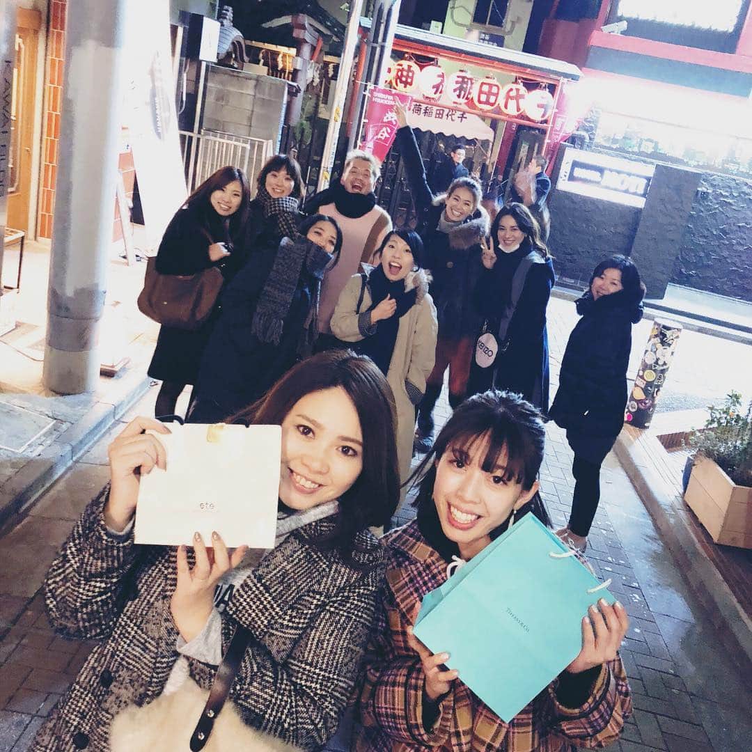 川村桃子さんのインスタグラム写真 - (川村桃子Instagram)「川村アシスタント4人目で最後のアシスタント唯Pが今年イッパイで独立します。 ・ ・ ちゃんと周りに気が使えて先回りして行動出来る本当に優しい良い子でした。 こんなパヤパヤしてる私を嫌な顔1つせず常に笑顔で3年間サポートしてくれて本当にありがとう！ 独立お祝いはTiffanyのピアスを渡したら唯Pからもピアス貰ってしまった。 謙虚な気持ちを忘れずにがむしゃらに頑張ってね！ 関係者の皆様スタイリスト瀬川唯を宜しくお願い致します♡ #瀬川唯 #独立 #ありがとう #おめでとう #いつも2人で笑って楽しかった #唯P #2年くらい前からアシスタントは最後にしようと考えてた #今後の人生を考えて #楽しい日々だった #3年間あっという間 #2人共チェックコート」12月29日 11時07分 - momo_k1014