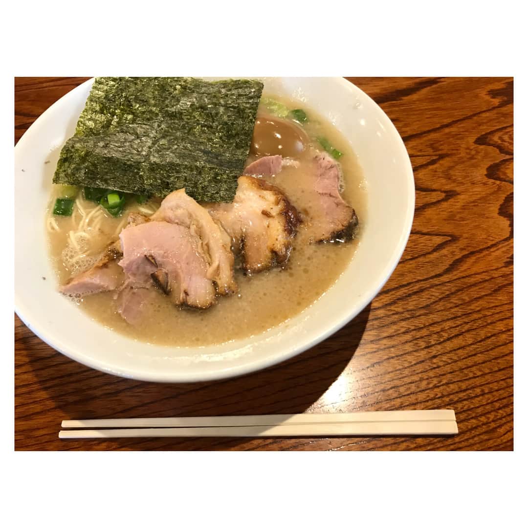 須田亜香里さんのインスタグラム写真 - (須田亜香里Instagram)「少し前に食べたやつ！ 美味しかったなぁ。 私は麺硬め、濃さ普通、チャーシューはバラとロースのミックスを選んで味玉トッピングしました。 スープは濃厚でまろやかでツルツルの細麺によく絡むの。 おいしかったなぁ。  #ラーメン #塩とんこつ #小川 #ske48 #ラーメン部」12月29日 13時24分 - akarisuda