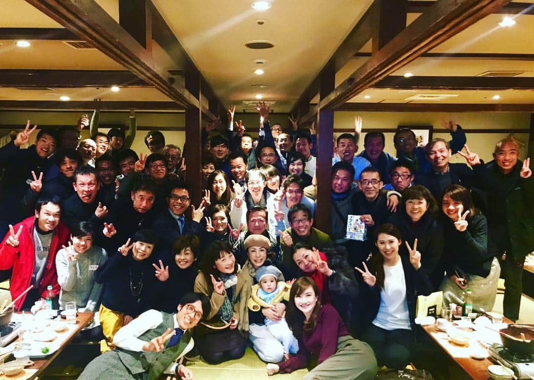 湯田友美さんのインスタグラム写真 - (湯田友美Instagram)「忘年会〜🍻 みんなほんとよく走り、よく飲むわ！笑 気を使わない、尊敬できる、最高の仲間達🤗 今年もありがとうございました🍺 ・ #杏林堂 #杏林堂薬局 #スマイリーエンジェル #ランニング #ランニングクラブ #静岡 #浜松 #磐田 #島田 #仕事納め #次は静岡地区で新年会 笑 #running #runningteam #drugstore #kyorindo」12月29日 13時53分 - yudatomomi