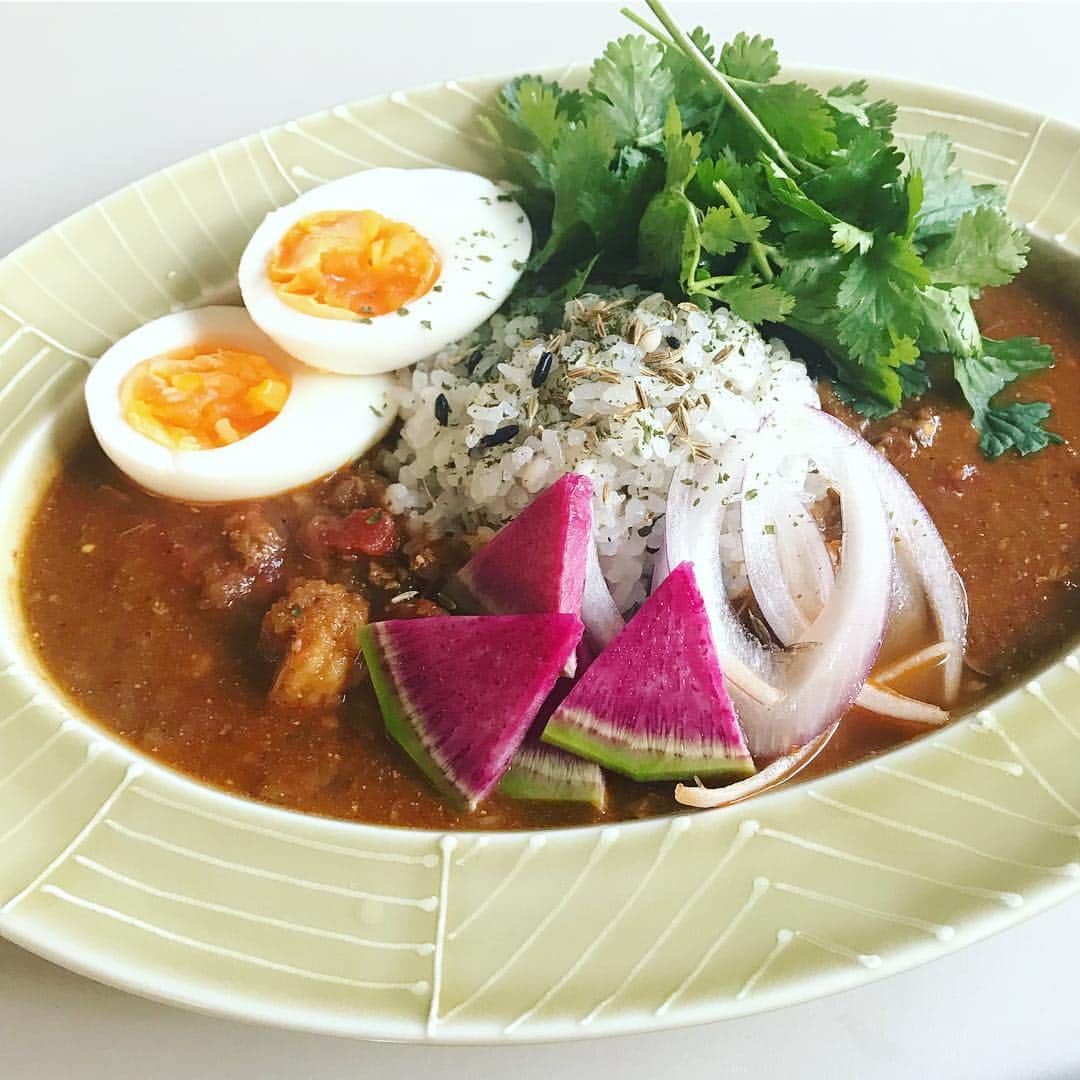HALCALIのインスタグラム：「この時期恒例になりつつある旦那さん手作りカレー🍛🍴鶏肉牡蠣海老帆立鯖入りという何ともゴージャスなカレー😂大好きなパクチー、卵、チーズトッピングで💓んんん！！ものすごく美味しく出来てる！一年間色んなカレーを食べ歩いた成果かな😂ご馳走さまでした✨さ、大掃除しますかね！ #curry #brickandmortar_amabro のカレー皿お気に入り♡」