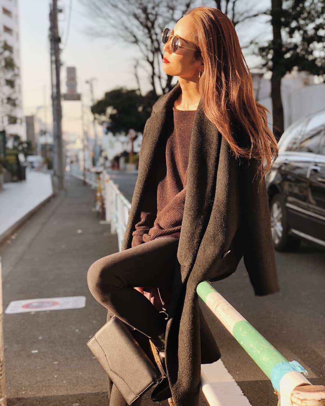 のインスタグラム：「12/29(金) pm17時up 今年最後の新作が入荷しますっ ！ ・ ・ ▶︎Peplum Surge Tops BRN/BLK no,500124 ニットソーの下から重なるサテンの折り方とアシメ感は何度も着用して微調整を繰り返してできた絶妙なバランス！ 着るだけでお洒落なモード感が演出できて凄く素敵に仕上がりました😌💓 もこもこ厚手でないのでアウターインもしやすくて春時期まで長く着れるのもpointです✨ ・ ・ 《item》 ▶︎Peplum Surge Tops no,500124 ▶︎Cocoon Shaggy Coat no,500123 ▶︎Pointed Middle Boots no,500019 ・ ・ #MIELIINVARIANT」