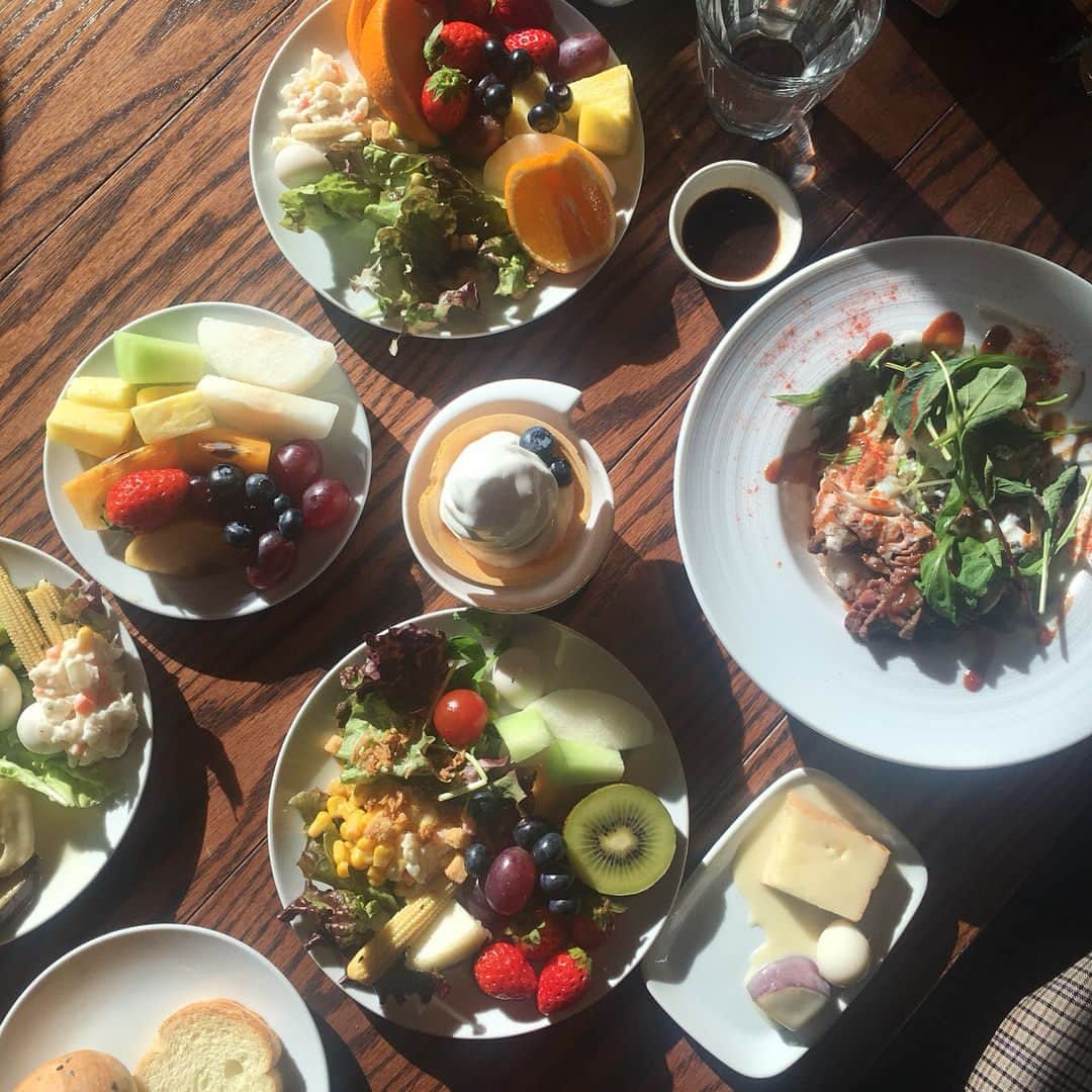 のインスタグラム：「昨日のランチ🍴大好き フルーツビュッフェが付いてて最高でした🤤💓💓 地元のだーいすきな先輩と幸せな時間を過ごしました☺️もっと一緒にいたいすぎて時間がたりない😣😣 #lunch #fruit #32orchard #everydayhappy」