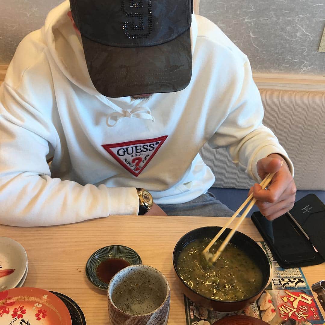 のインスタグラム：「帰ってきて早速寿司だひょーん ばりうまいひょーん 今日の夜は同級生で忘年会だひょーん 楽しみひょーん #松原后」