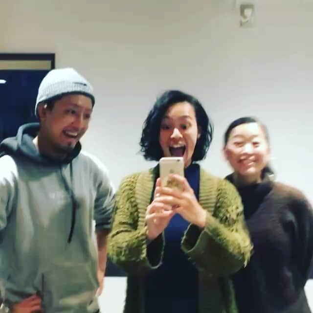宮坂桃子のインスタグラム：「昨日は @f.seaside で髪の毛スッキリさせてもらいました✨ 今までやったことない感じで私的にはとったも新鮮でお気に入り✨ 新年を新鮮な気持ちで迎えるためにも是非皆さんもヘアチェンジしてみてください💇 今年も一年大変お世話になりました‼︎ #誰が巻いたと思ってるんだ」