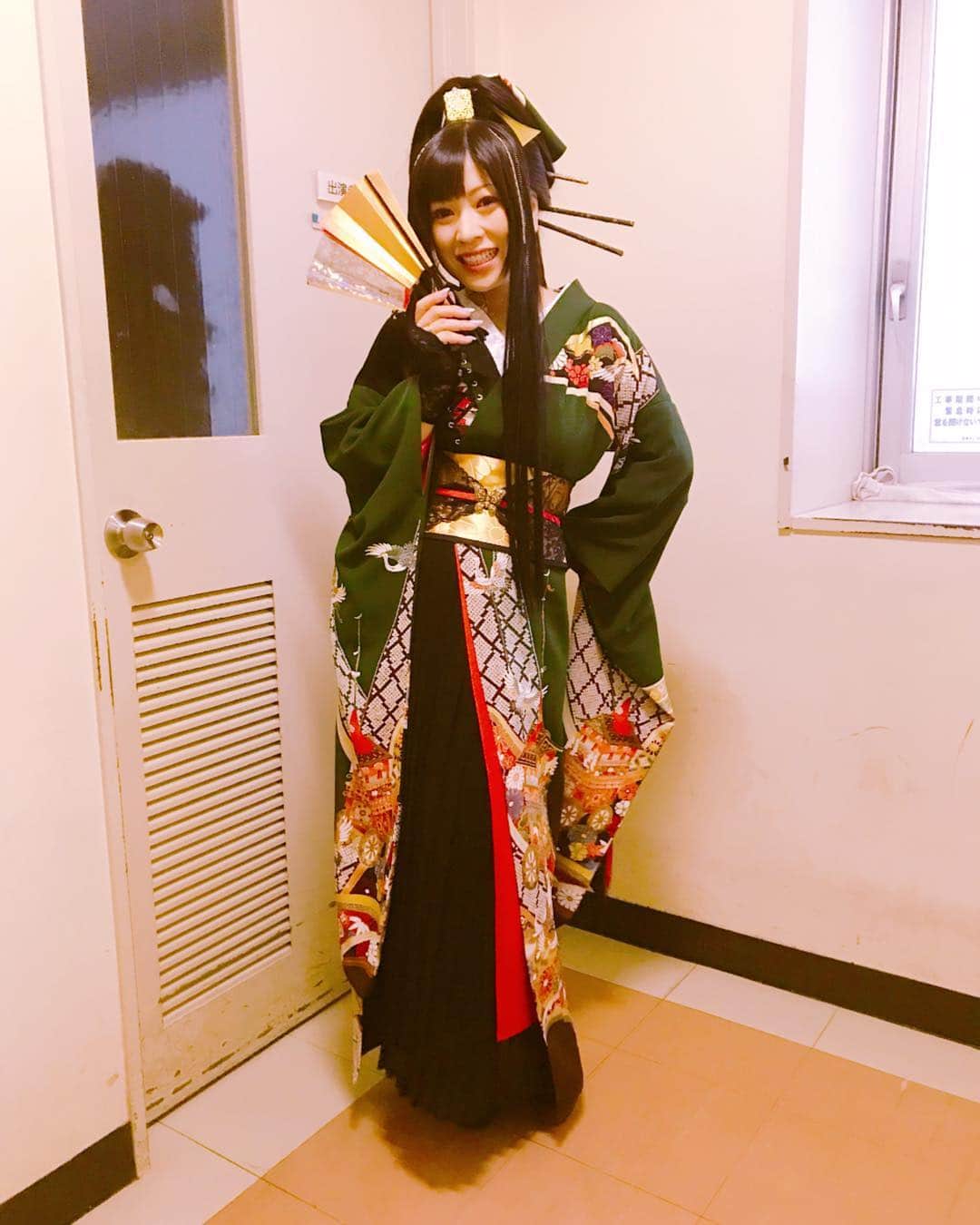 鈴華ゆう子のインスタグラム：「1/24発売和楽器バンドニューシングル「雪影ぼうし」の衣装！久々のポニテです！分かるかなぁ… #和楽器バンド #鈴華ゆう子 #雪影ぼうし」