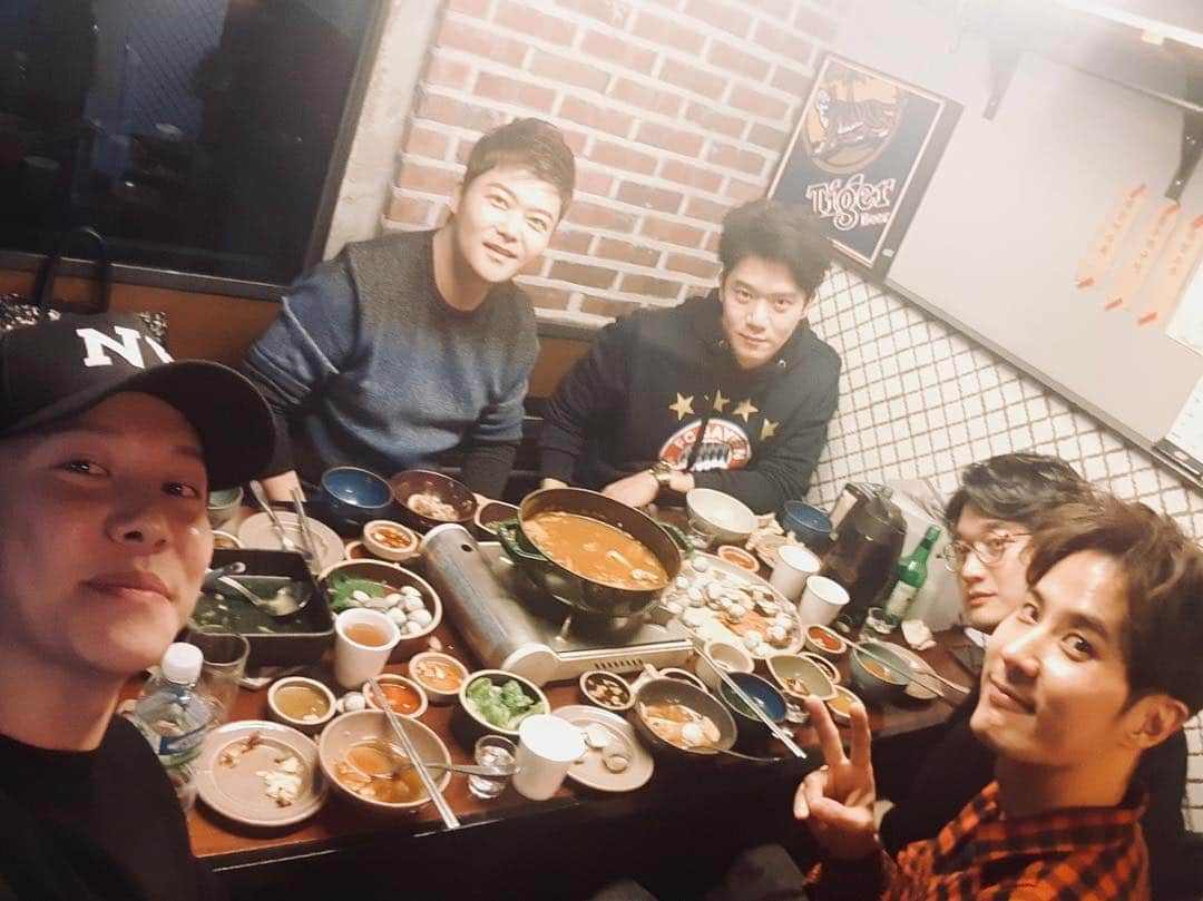 キム・ジソクのインスタグラム：「박경이 잘나온 사진을 찾다가 내가 잘나온 사진을 올렸다. #문제적남자#한해수고수고#현무형개그맨#웃느라배아펐#우리의바램이저하늘에닿기를#타일러는연말휴가를미국가족들과함께」