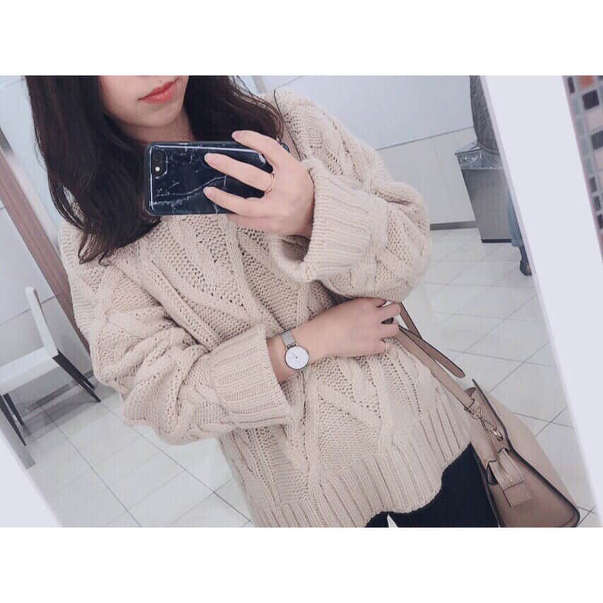 Mihoのインスタグラム：「. . . メイク関係ないポストすみません🙏🏻 . . ストーリーに載せてたニット❤︎ . . 最近いろいろすぐ買いすぎる😂 ふつうにやばい😂😂 . 自分に投資できるの、正社員で働いてる独身の今だけとか思ってるけど、ずっと結婚できなかったらどうしよう。笑 . . それにしてもバレンシアガのトートかわいいなぁ。 黒だからホコリ目立つけど。笑 . . . ダニエルウェリントンのキャンペーンまだやってます❤︎ ( 2018年1月4日まで ) . ・腕時計と任意商品の購入で10％OFF （15%OFFクーポンコードを併用可能！最大24%OFF！！) . ・対象商品の購入でストラッププレゼント （15%OFFクーポンコードを併用可能） . . HP 【 https://www.danielwellington.com/jp 】 . 15%offクーポンコード 【 pitty 】 2018年1月31日まで有効 . . . . 2018年の目標は貯金。笑 . . . . #code #fashion #isook #danielwellington #knit #BALENCIAGA #ootd #outfit #bag #メイク #ファッション #ダニエルウェリントン #pr #コーデ #ゆるニット #ケーブルニット#お洒落 #DW #DWを大切な人に」