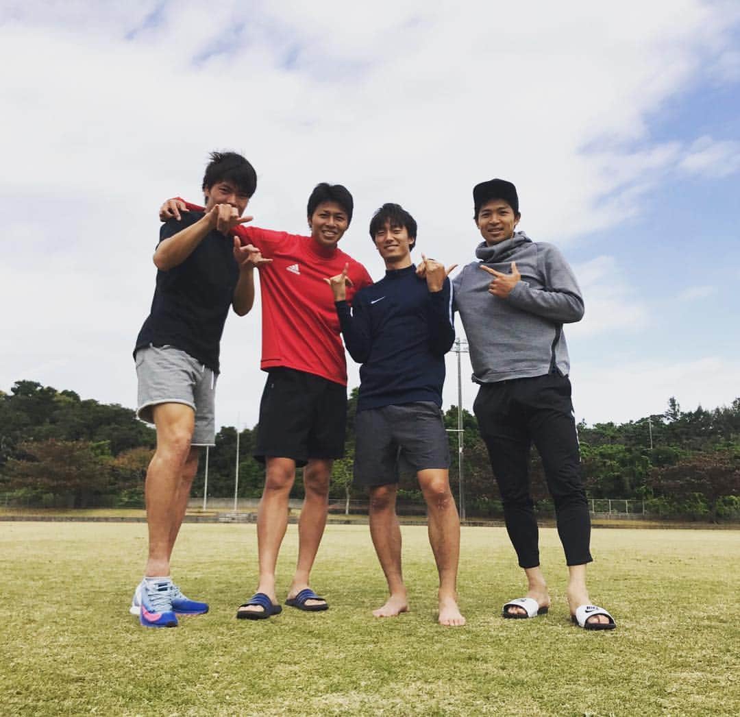 山田将之のインスタグラム：「充実のひとこと🙆‍♂️ いい先輩らに恵まれてます！！...... .  #俺なりのシーサーポーズ #沖縄最高 #TR #出会いに感謝 #森重真人 #丸山祐市 #猿 #山田将之」