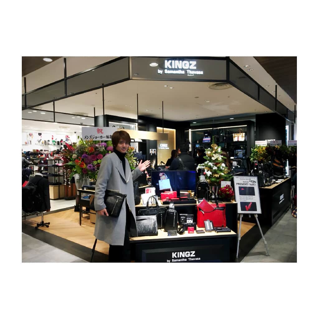 赤楚衛二さんのインスタグラム写真 - (赤楚衛二Instagram)「先日、新宿マルイメンのサマンサキングズさんのお店に遊びに行きました！ リニューアルおめでとうございます！ 素敵な鞄や小物があるのでプレゼント等に是非！ #SAMANTHAKINGZ #サマンサキングズ #samanthathavasa  #サマンサタバサ」12月29日 20時40分 - akasoeiji