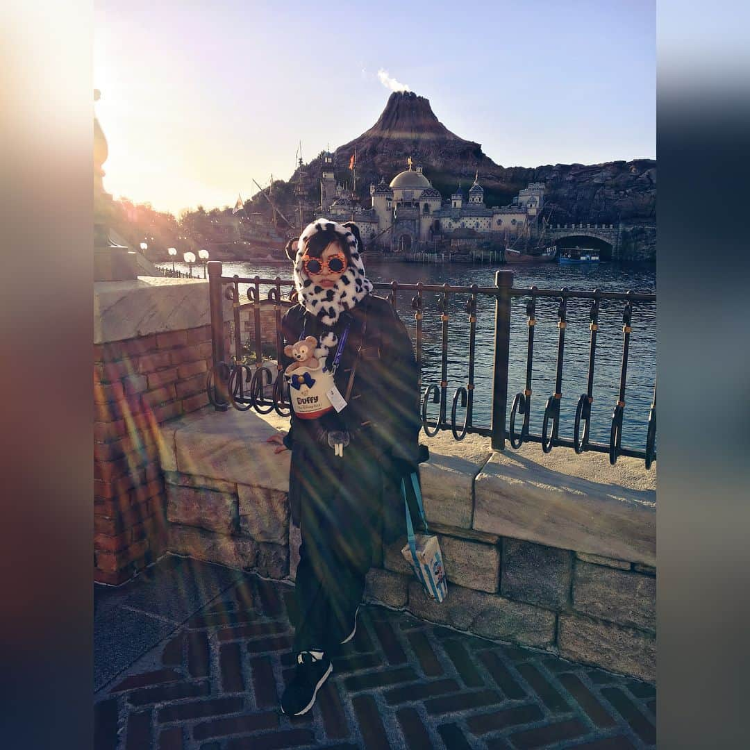 村上佳菜子さんのインスタグラム写真 - (村上佳菜子Instagram)「. . . Disney Sea ダイスキなキカちゃん。 今日は、とっても混んでいたので乗り物よりショーやレストランなどでゆっくり、まったりなDisneyを過ごしました。大人なDisneyの過ごし方で心がじーっくり満たされました😊 #2017ねん残り数日楽しみましょ〜」12月29日 21時46分 - kanako_m_official