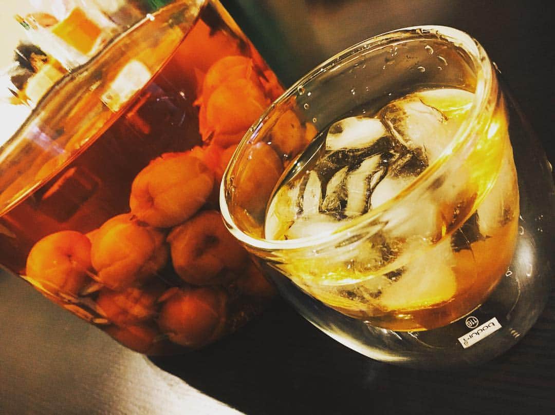 高木友梨香のインスタグラム：「高木家🥃自家製梅酒🥃 おいちい😌✨」