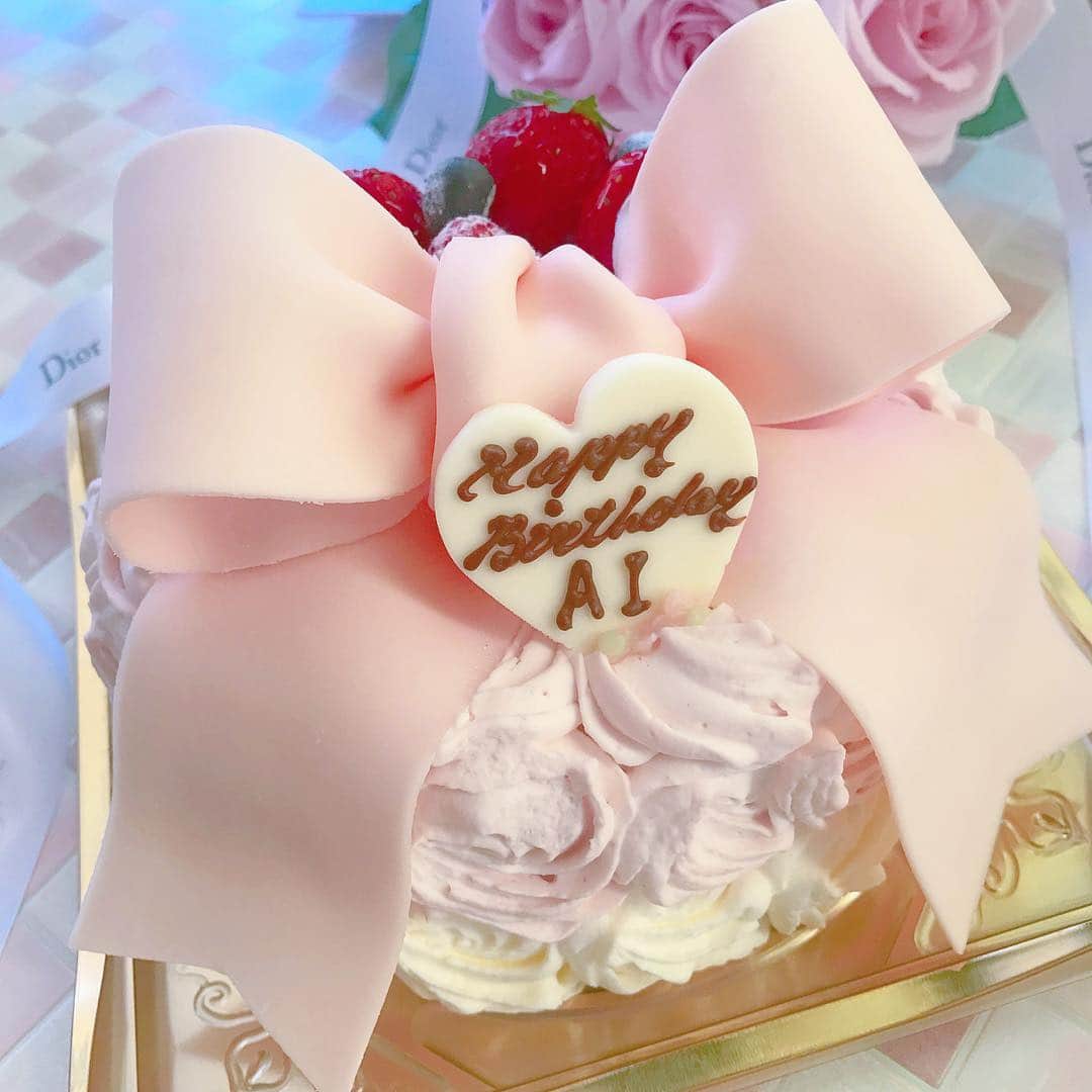 tomomi ❤︎ よしはしともみ ❤︎さんのインスタグラム写真 - (tomomi ❤︎ よしはしともみ ❤︎Instagram)「. 今日はお友達のバースデーパーティーを開催💭 . 可愛すぎるHBケーキ🍓💕 迷った時はいつも お世話になるL'OLIOLI365のリボンケーキ🎀 . 可愛いケーキって持ち帰る時 崩れたり落としたりしないかハラハラドキドキ🙄💗 . #cake #birthdayparty #birthdaycake #ribbon #ribboncake #lolioli365 #sweets #バースデーケーキ #誕生日ケーキ #リボンケーキ #ピンク #ピンクケーキ #バースデーパーティー #パーティー #生誕祭 #ロリオリ365 #リボン #置き画くら部 #生クリーム #スイーツ」12月30日 0時29分 - tomomi_yoshihashi