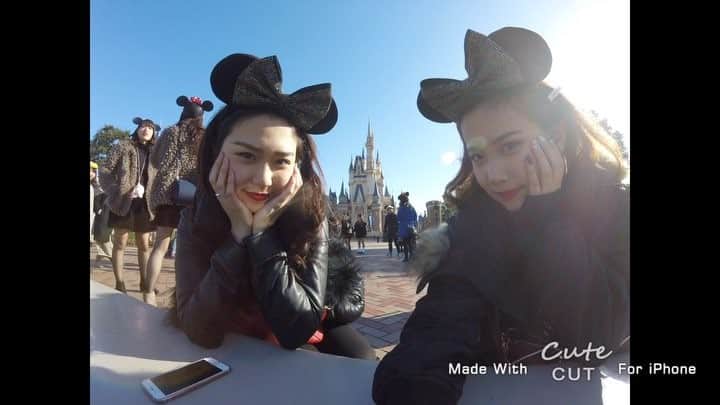 塚本いづみのインスタグラム：「. きょねんの🐭🎈💙 #こんな動画作る体力もうない #こだわりはサビ前にあーちゃんが振り返って微笑むCM感」