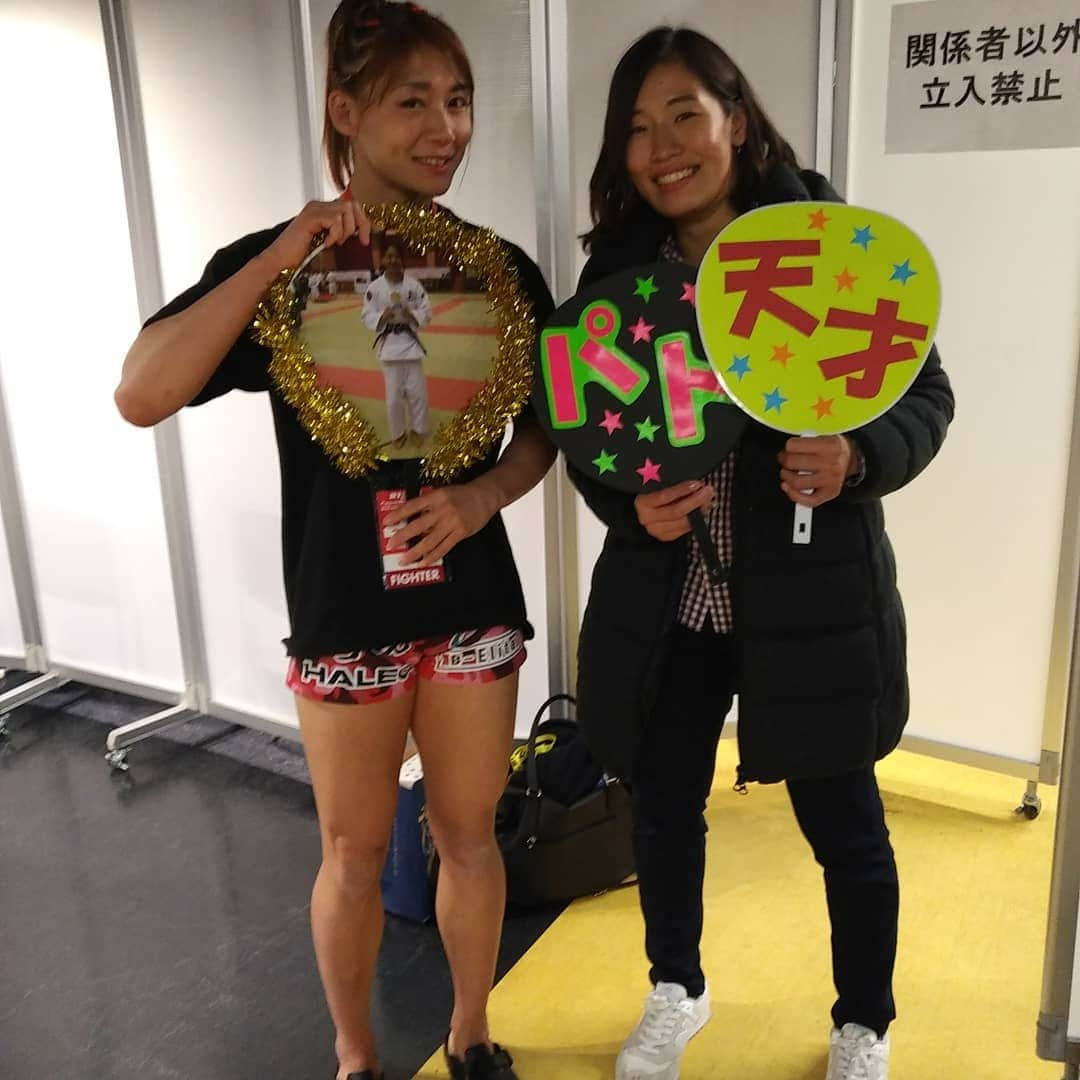 渡辺華奈さんのインスタグラム写真 - (渡辺華奈Instagram)「初RIZIN、判定で勝ちました！ 自分自身、課題もたくさん見つかりました。 杉山選手すごく強かったです。 体中が痛いです😥😢 勝ててホッとしました！ 応援ありがとうございました！！ まだまだ強くなります！！ 杉山選手ありがとうございました！！ 応援、サポートしてくれた皆さんのおかげです🤣 まだまだ行くよ！高みに！ #RIZIN  #FIGHTERSFLOW #柔道 #mma #筋肉 #トレーニング #MuscleBeauty #DEEPJEWELS #筋肉女子 #さいたまスーパーアリーナ #渡辺華奈」12月30日 2時08分 - kana_0821