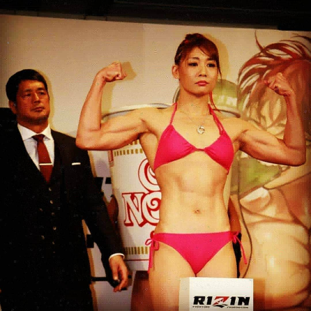 渡辺華奈さんのインスタグラム写真 - (渡辺華奈Instagram)「初RIZIN、判定で勝ちました！ 自分自身、課題もたくさん見つかりました。 杉山選手すごく強かったです。 体中が痛いです😥😢 勝ててホッとしました！ 応援ありがとうございました！！ まだまだ強くなります！！ 杉山選手ありがとうございました！！ 応援、サポートしてくれた皆さんのおかげです🤣 まだまだ行くよ！高みに！ #RIZIN  #FIGHTERSFLOW #柔道 #mma #筋肉 #トレーニング #MuscleBeauty #DEEPJEWELS #筋肉女子 #さいたまスーパーアリーナ #渡辺華奈」12月30日 2時08分 - kana_0821