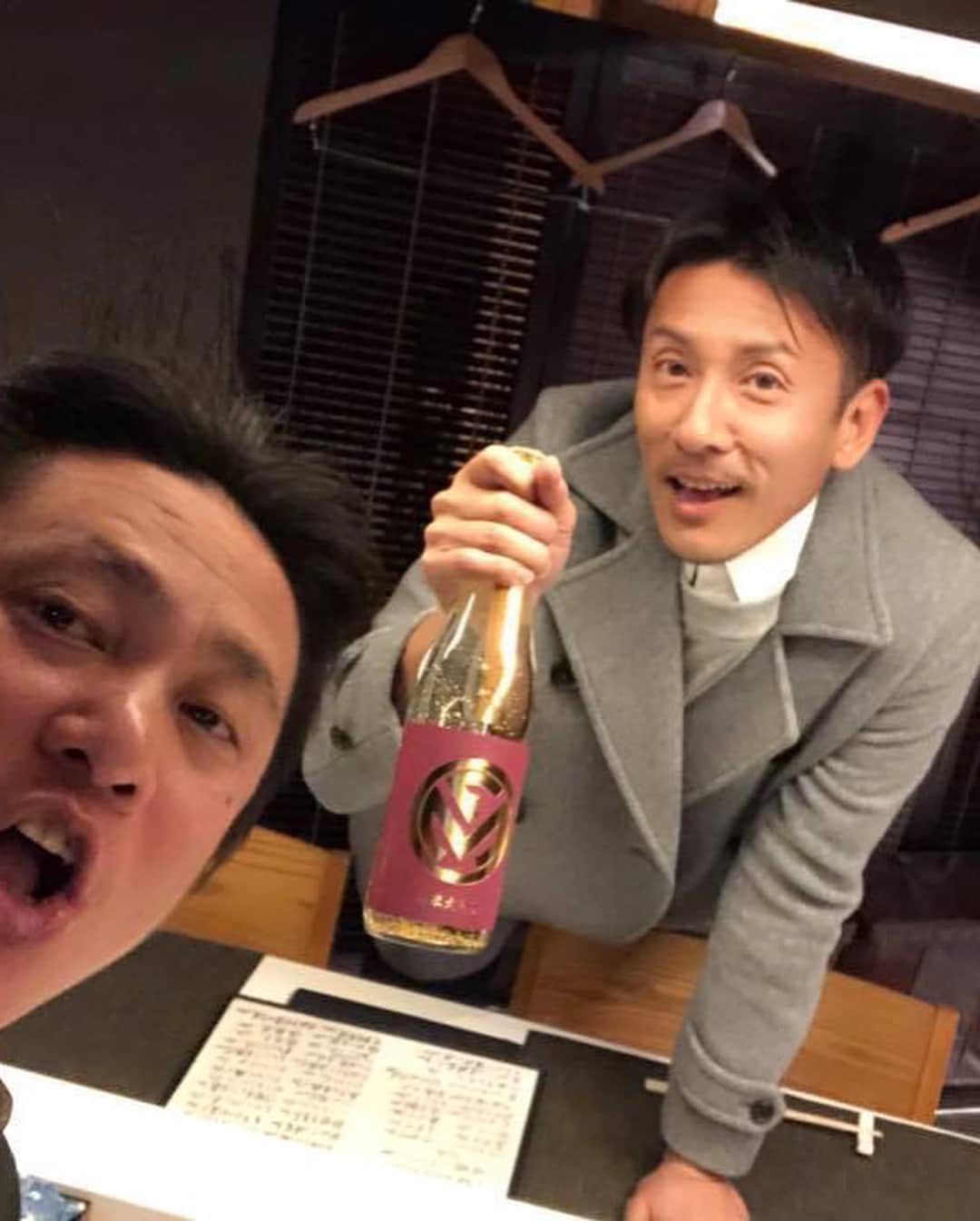 西村晃一さんのインスタグラム写真 - (西村晃一Instagram)「今年最後の締めくくりは、礼で日本酒🍶。 フランクミューラーさんからいただいた日本酒は、田中酒造さんとコラボした商品で、通常の3倍以上の金箔が入っていて味も見た目も最高でした！ この日本酒、ぼくのスポンサードしていただいているGLIONとフランクミューラーがコラボして販売しています！ @10to10to 河合社長ありがとうございました。 この日本酒は、 GINZA SIXのフランクミューラーで販売していますので、お正月におすすめかなと(^^) では今年もみなさま大変お世話になりました🙇 良いお年をお迎えください。  #フランクミューラー #田中酒造 #日本酒 #大吟醸 #フランクミューラー×GLION×田中酒造のコラボ商品 #GLION #flanckmuller  #koichinishimura  #Ginzasix #礼 #麻布十番礼 #今年もお世話になりました #良いお年を  #2017年ありがとうございました」12月30日 12時25分 - koichi.nishimura