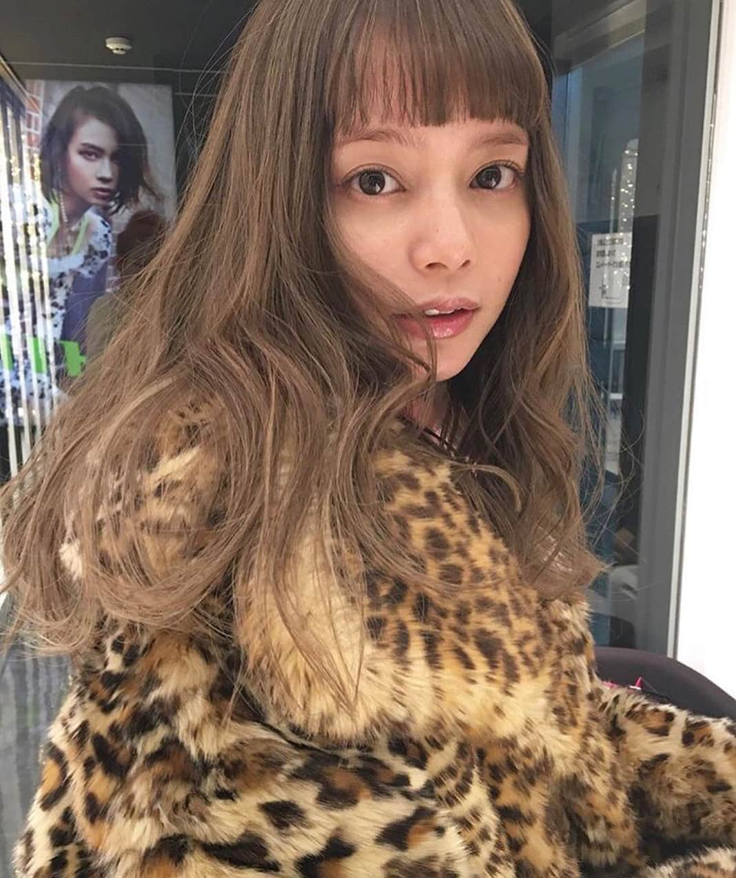 岸本セシルのインスタグラム：「2017年最後のメンテナンス💛 今年も沢山なすちゃんに可愛くしてもらったなぁ☺️☺️ 撮影現場でも、初めて会う人や、友達にも絶対にヘア褒められるの😍そしていつも誰にやってもらってるか聞かれる‼︎すごいよなすちゃん💛 2018年もたくさーん可愛くしてもらお☺️ @nasup 👸🏼💕いつもありがとう😊  #Repost @nasup (@get_repost) ・・・ @cecil_lu 2017 Last Maintenance ✂︎ ハイライトを細かく沢山入れて トーンアップ⤴️🤩⤴️🤩⤴️🤩✨ おまかせにしてくれたので、 外国人のこみたいな、やわらかいhairにしました😽 今年一年も、沢山ありがとう〜💕 . Color🎨はスペシャルハイライトを入れてから ナチュラルなイエローブラウンベージュ🐻 くすませ過ぎないやわらかい色味がポイント . カットはバツっと切りっぱなしだけど 顔まわりだけ少し動きを入れて 前髪もぱつんっとオン眉✂︎✂︎ . 細くたくさんのスペシャルハイライト、おすすめ❤️ #岸本セシル #3dスペシャルハイライトbynasu  #mood #highlight #bleach #미용사 #헤어메이크 #염색 #헤어스타일 #hairstyle #color #tokyo  #ハイライト #おんまゆ」