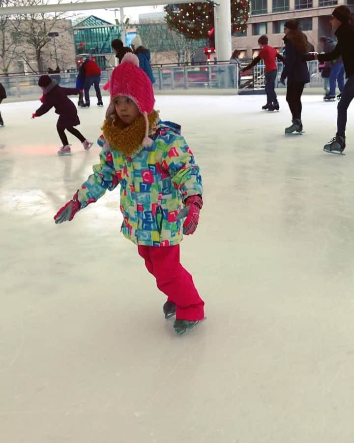 Ava 2008.07 Ellie 2011.04のインスタグラム：「. . #칠전팔기 #엘리 😀 . . #아고_어지러워😵⛸ . . 눈오는날 #이냉치냉💦💨❄️ . .  #iceskating ⛸ #skater #sisters #iceterrace #winteroutfit」
