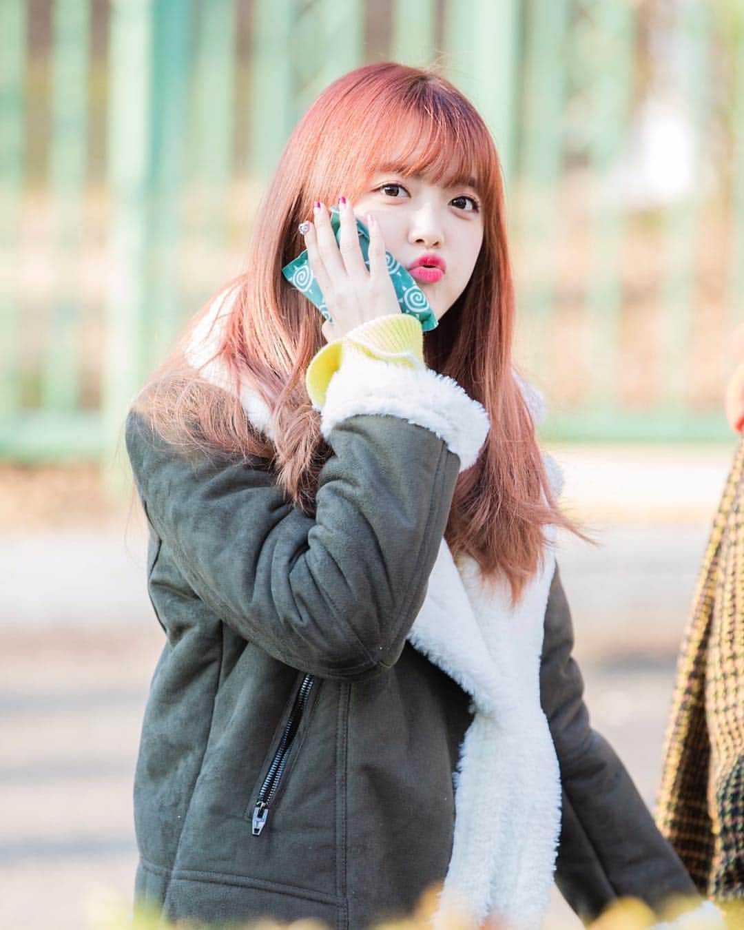 チ・スヨンのインスタグラム：「- 🌸 omg i forgot to mention that suyeon changed her hair colour!! its black now so it means that the red haired suyeon season is over :( i’ll miss her with her red hair! but nonetheless she looks good with her black hair :3 ▬ © SENSATIONAL ; 171202 ▬ Weki Meki - Seoul Land Gala ▬ #jisuyeon #suyeon #doyeon #yoojung #elly #sei #say #lua #rina #lucy #지수연 #수연 #김도연 #도연 #최유정 #엘리 #정해림 #세이 #이서정 #루아 #리나 #루시 #produce101 #wekimeki #weme #위키미키 #kpopf4f #kpopl4l」