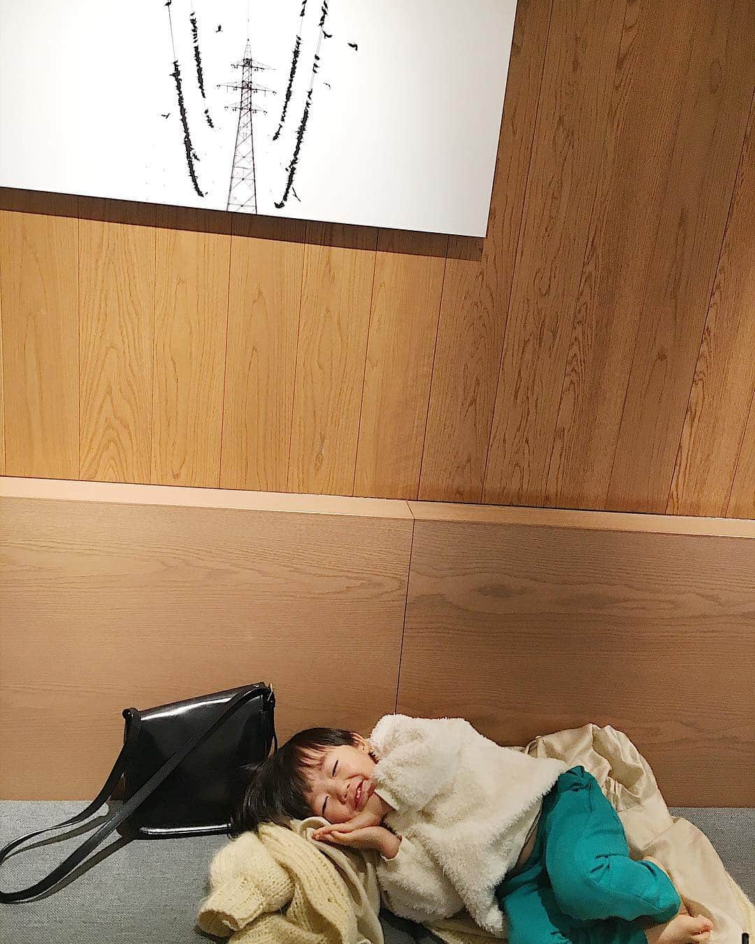 花盛友里のインスタグラム：「昼間は眠すぎて、常に半目なのに（息子よりも先に昼寝するレベル） 夜中は全然うまく寝れなーい！ 夢の中でもずっと撮影してたり企画考えてたり打ち合わせしてたりして、あー、うまくいかない、不安だー！ってなるー！ （心臓の大きさ小鳥レベル） なぜなのー！ そして今日もまた半目で過ごすことに。。 お昼寝しないでも元気な息子、なぜなのー！ かーちゃんその元気欲しいわぁ。」