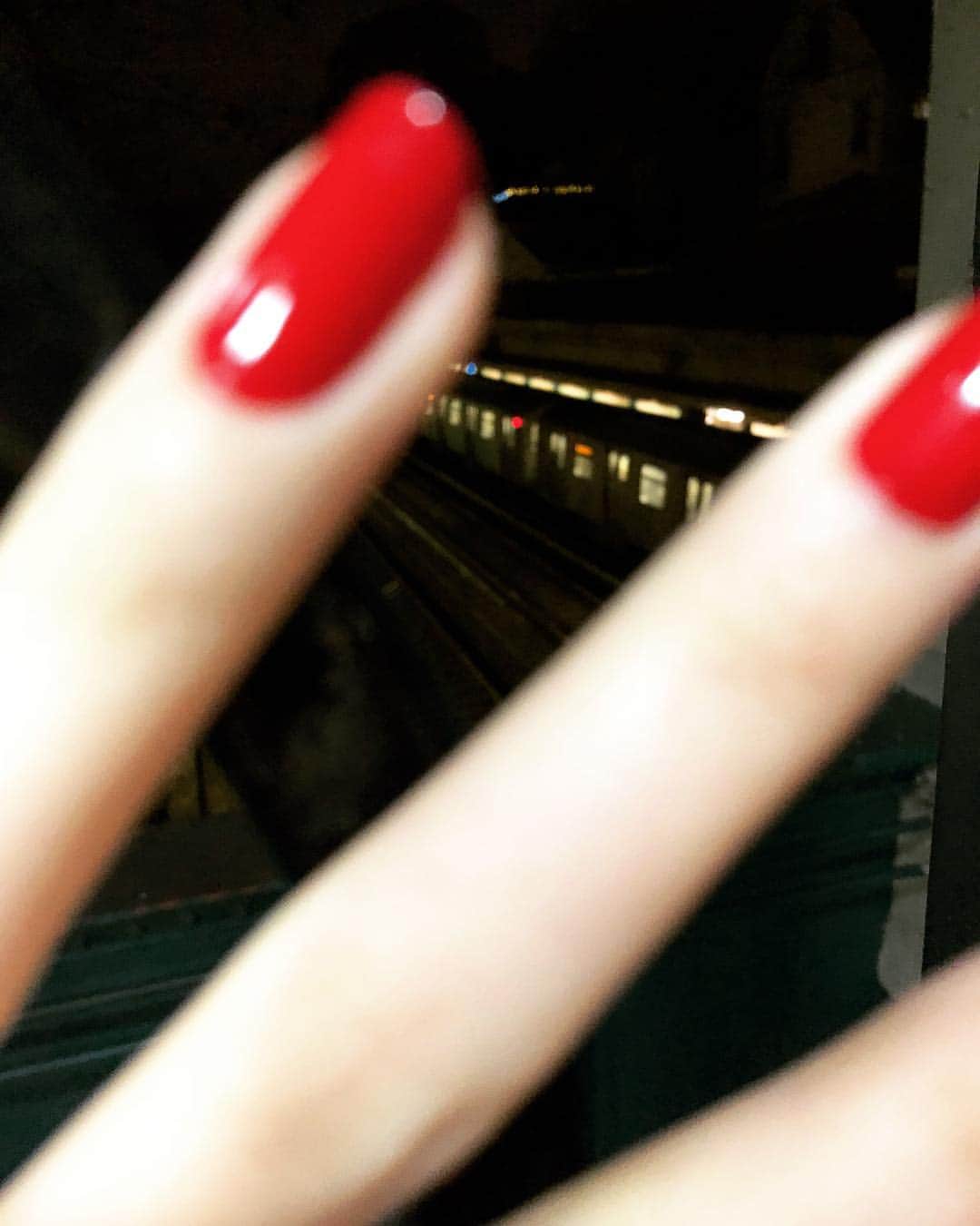 永瀬まりさんのインスタグラム写真 - (永瀬まりInstagram)「Red nails #polish #manicure #handmodel 夜に映える赤🌃」12月30日 9時07分 - mari_handmodel