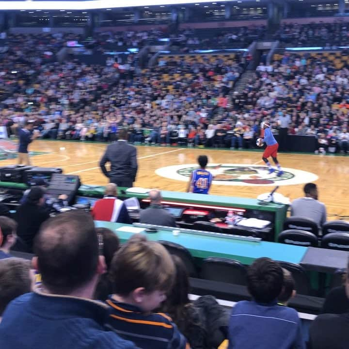 サイモン・シュナピアのインスタグラム：「Childhood fantasy fulfilled! #harlemglobetrotters」