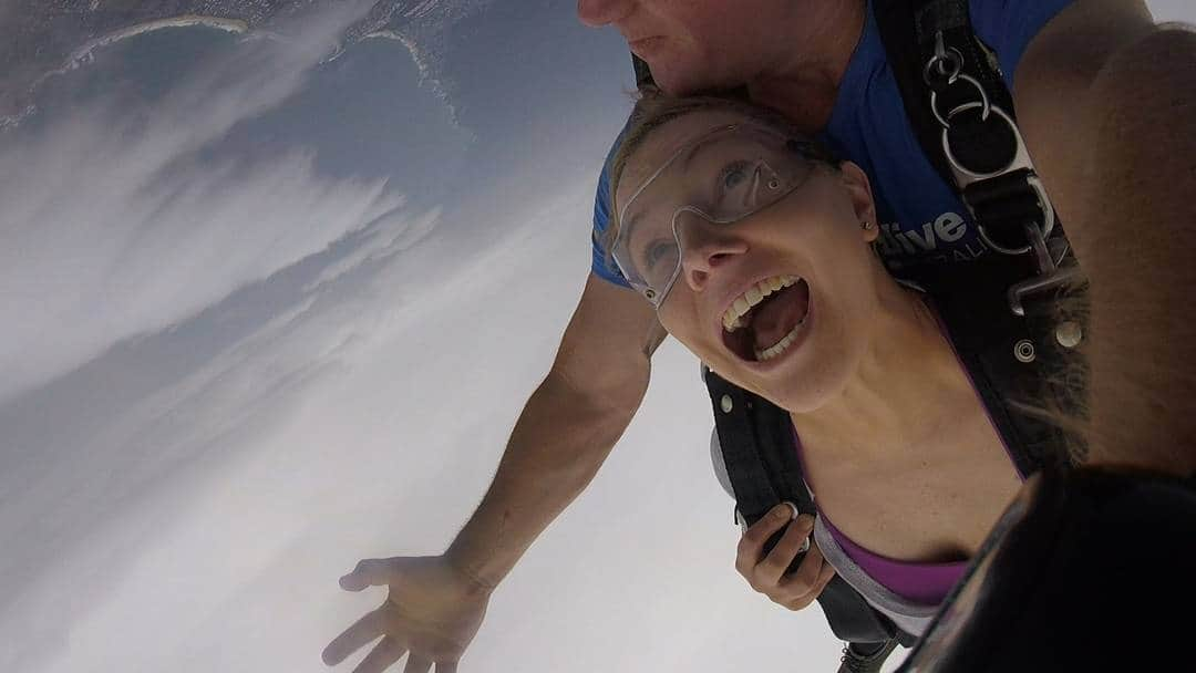 ダニエル・オブライエンのインスタグラム：「Whichever way you look at it, the view is pretty sweet! 😆 • • • • • #skydiving #skydive #sydney #beach #adventure #view #cheesin」