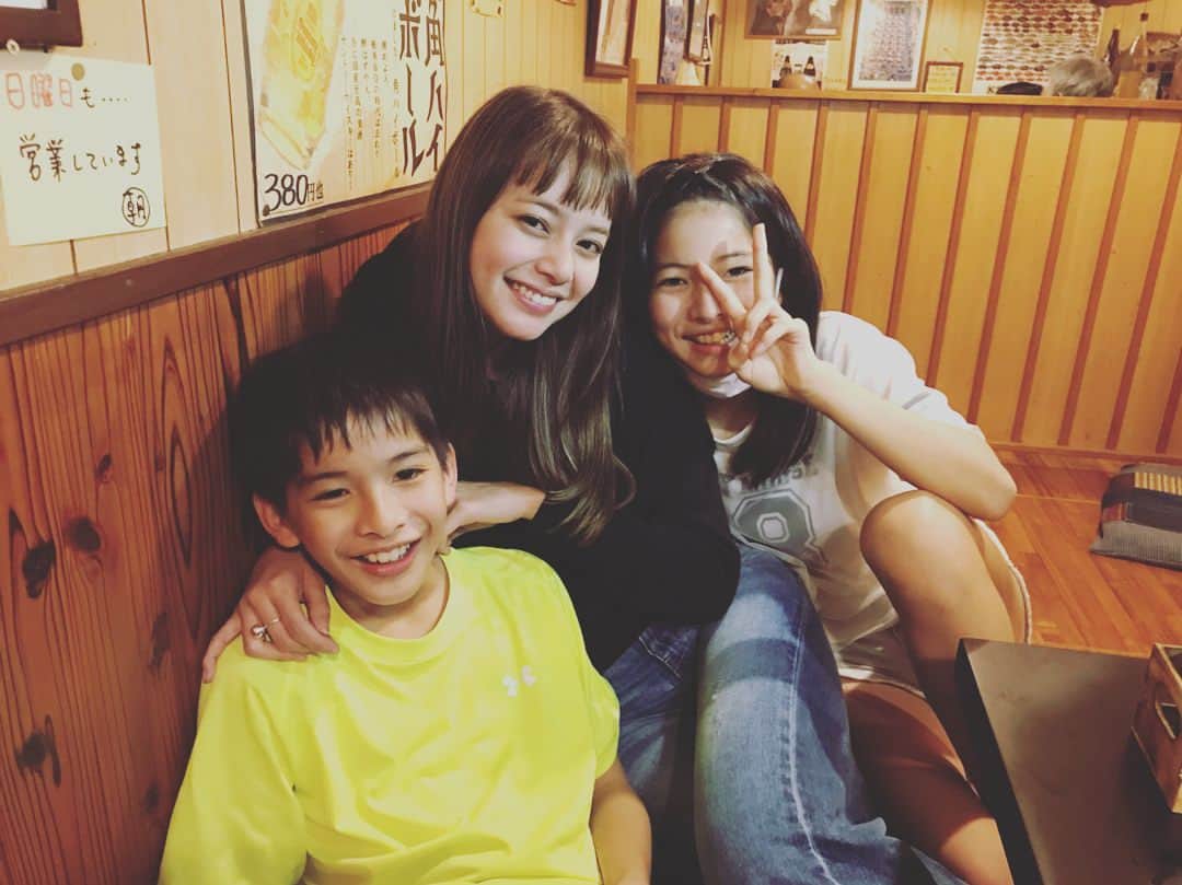 岸本セシルのインスタグラム：「沖縄の美男美女に囲まれて☺️💛 #沖縄イケメン#沖縄美少女 #沖縄#癒し#こんな子がほしい笑」