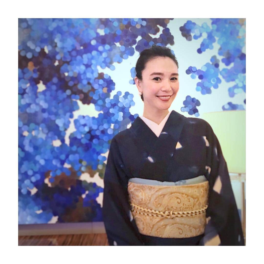 知花くららさんのインスタグラム写真 - (知花くららInstagram)「・ 今年も残すところあと1日。・ ハッピーに参りませう😃・ いえーい・ ・ #着物 #藍染 #お気に入り #kimono #japanesetextile #beautiful #traditional #2017 #いろいろあったねえ #今が最高に楽しいの #あと1日 #ハッピーに参りませう  #kuraraandkimono  #くららと着物」12月30日 21時54分 - chibanakurara.official