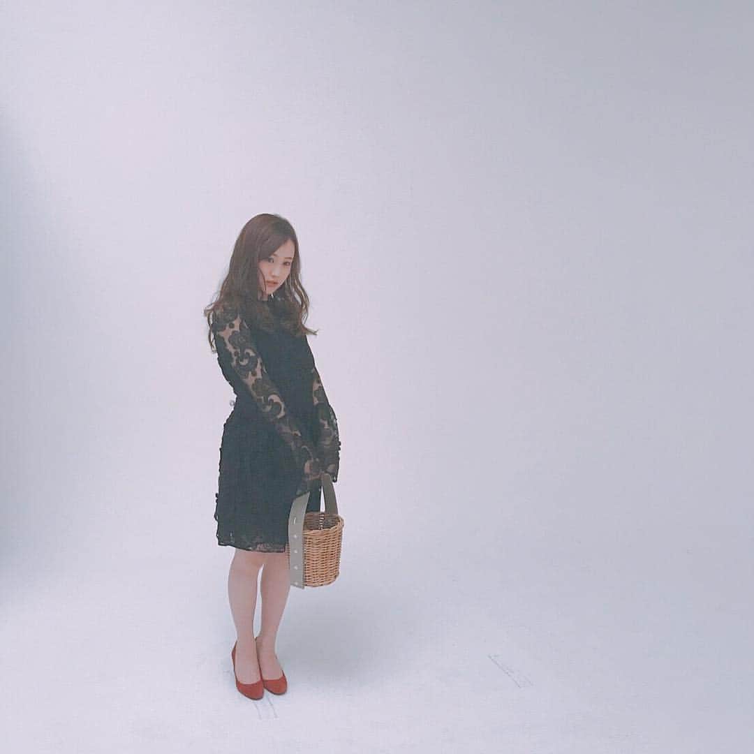 乃木坂46のインスタグラム：「ワンピース企画のオフショット、#星野みなみ さん💜黒のワンピース、大人っぽくてお似合いでした✨  #N46MODE #乃木坂46 #星野みなみ」