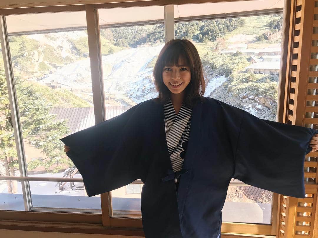わちみなみのインスタグラム：「. 発売中週プレのオフショット⭐️ . いま発売中のものがたくさんあります！是非みてくださいね⭐️ . 週プレ、SPA!、FRIDAY、FLASHです。 . 年末の号でとりあげていただいて、本当に嬉しいです😊💚 . 本を読んでいましたがそろそろ断捨離でもします。☺️💦 . あ、この週プレの撮影のときは、軽井沢でご飯をたべてから温泉まで行ったんだけど、そのときのイタリアンが本当に美味しかったんだ〜😢💓グルメな編集の方なのでご飯がいつも楽しいです。笑ありがたい⭐️ . そして、宿について、深夜に温泉に1人で入ったんだけど、濁って足元が見えない温泉が怖く。。。💦しかも天井が高いのも怖く。。笑  1回目はかけ湯にして外に出たんですが、マネージャーさんがそのあと入っていたのをみて、チャレンジしようと思い、2回目、歌を歌って、怖くない、楽しい！と独り言を言いながらようやく入れたんです。今思い出すと笑える。☺️(汚い話ですが、山の中とかで虫🐛のいそうなトイレに行かなきゃいけないとき、人が使ったところと同じなら大丈夫かな、で、入る、みたいな心理？笑) . 足元見えない系こわいんですよね〜。海も足元海藻生えとったら入れんし、温泉も足元が見えない白、黒のものは入れないんですよね〜。。なんなんでしょうね。💦💦 . #わちみなみ #年末 #グラビア #温泉 #冬 #星 #めっちゃみえた #最後はどうでもいい話」