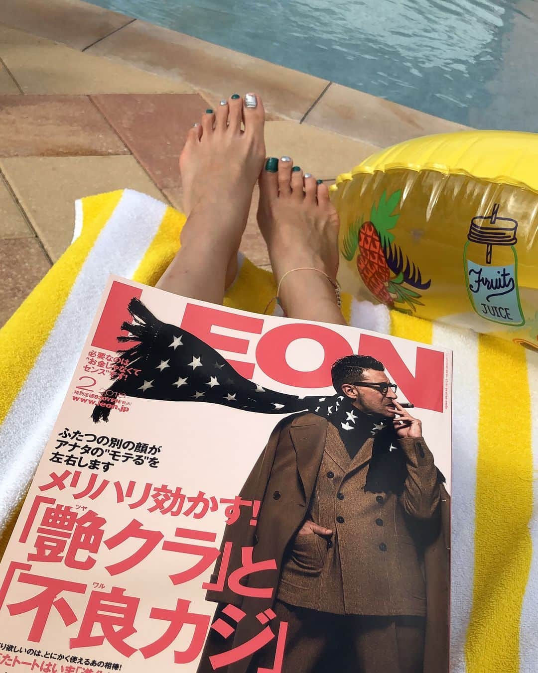 市原彩花さんのインスタグラム写真 - (市原彩花Instagram)「プールサイドと機内の相棒😉💕 @leon_magazine  LEON RACINGの記事も今月号は最終戦！ @leonracinglady は後ろの方のページにチラッと載ってるよ😘 . LEONと今まで何ヶ国旅しただろう？📚 アメリカ、ベトナム、インド、タイ、イギリス、台湾、カナダ、あと…？ とりあえず家で読む事の方が少ないわ😂 結構重いのにw #LEON#leonracing#leonracinglady#レースクイーン#あーちゃんの海外シリーズ#pool#プール#水着#swimwear#ビキニ#bikini #gestore #gestoreresortandbaby @gestore.fam . . #サングラス は#トリーバーチ のだよ😎 #toryburch  @toryburch」12月30日 14時36分 - ayaka_ichihara