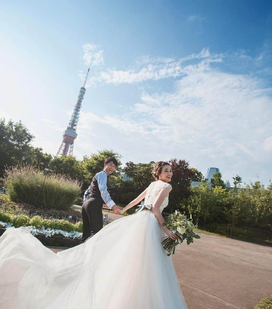 ホテルメルパルク東京ウエディングのインスタグラム：「ホテルからすぐの芝公園でロケーションフォト📷東京タワーがよく見えます💕  #結婚式#ロケーションフォト #東京 #ウェディング #ウェディングフォト #フォトグラファー#フォトジェニック #空#青空#前撮り #wedding #日本中のプレ花嫁さんと繋がりたい #写真好きな人と繋がりたい#メルパルク東京 #ホテルメルパルク東京#weddingphoto #photo #ブライダル #marryxoxo #mielparque#プレ花嫁 #卒花嫁#花嫁#結婚式レポート#卒花レポ#結婚式場 #結婚式準備#結婚式レポ#marry花嫁#ウェディングレポ」