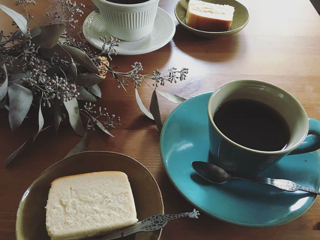海下真夕さんのインスタグラム写真 - (海下真夕Instagram)「. 大掃除、しなきゃと思えど、すぐ休憩☕️. . 海下、心の俳句。 #大好きな#木の皿#チーズケーキ#お気に入り#1番好き#aaltocoffee#nakayamacoffee」12月30日 16時50分 - kaigeworld
