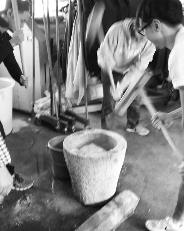 大杉徹のインスタグラム：「恒例の餅つきー。 年々スピードがエグくなってきとるわ。笑 良いお年を！  #餅つき #三本杵 #heywild」