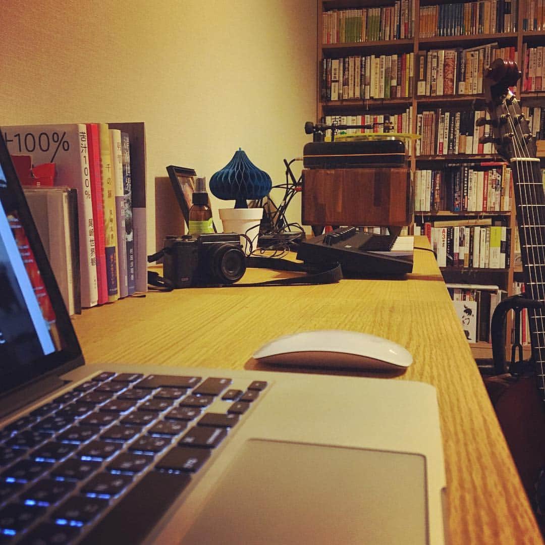 後藤正文さんのインスタグラム写真 - (後藤正文Instagram)「数年ぶりの平穏を手に入れた書斎。大掃除の習慣は世界中にあるのだろうか。」12月30日 17時06分 - gotch_akg